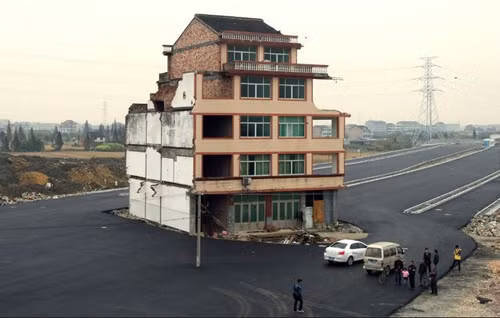 Nhà dân không chịu di dời ‘trơ lì’ giữa phố ảnh 3