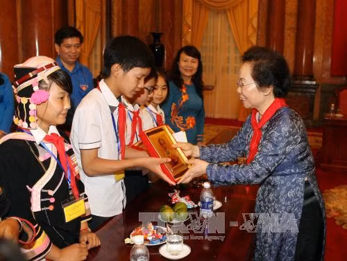 Phó Chủ tịch nước Nguyễn Thị Doan gặp mặt trẻ em hoàn cảnh khó khăn ảnh 2