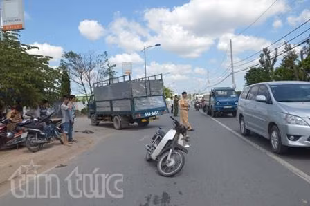 Đâm vào xe tải, một người nhập viện ảnh 1