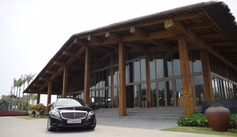 Mercedes-Benz Việt Nam giao xe S-Class cho Naman Retreat ảnh 1
