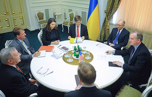 Thủ tướng Yatseniuk đề nghị Mỹ ‘mua đứt’ Ukraine ảnh 1