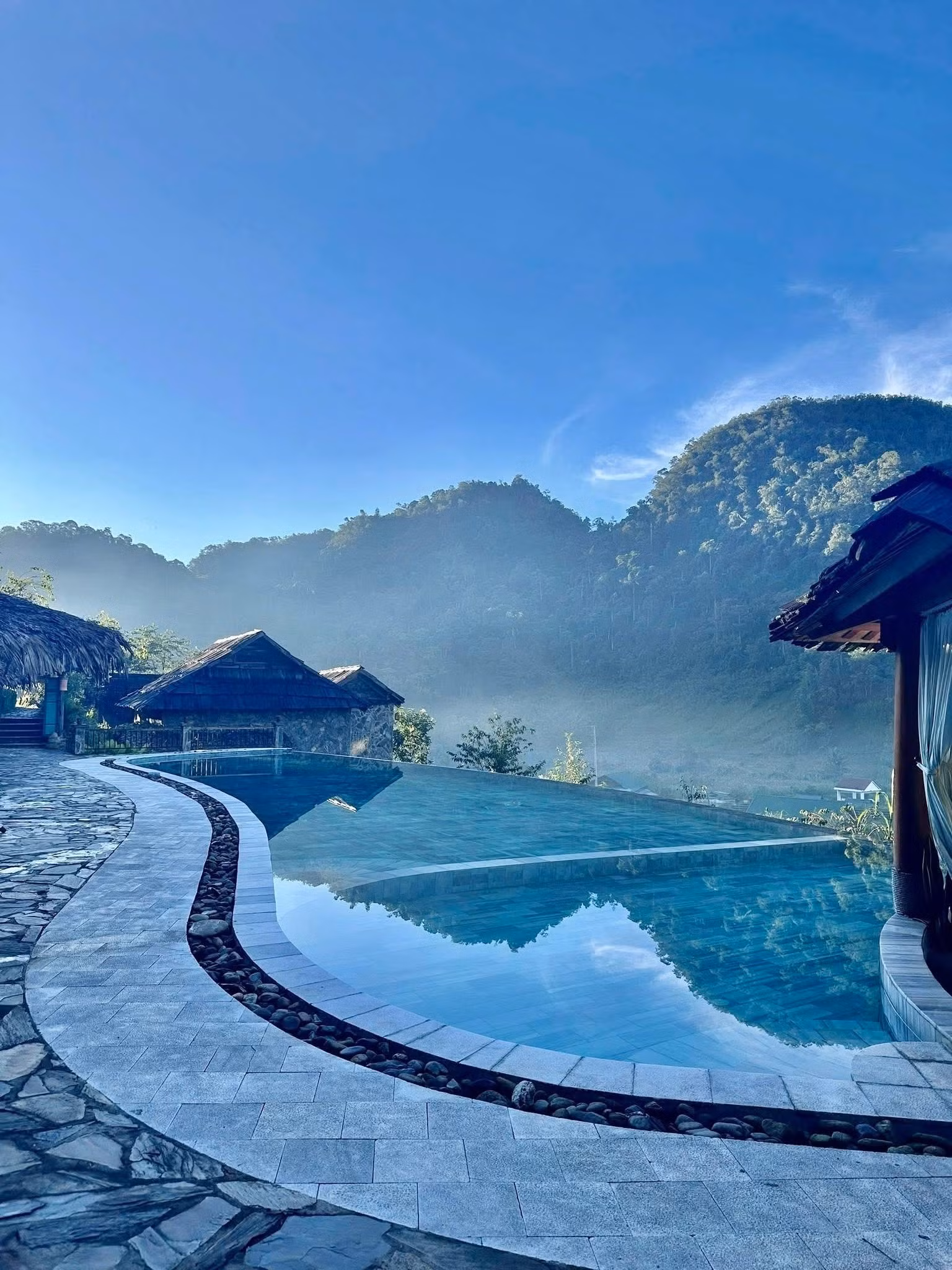 Hiện Mường Lống có nhiều phân khúc như resort cao cấp và phân khúc bình dân với homestay, khu nghỉ dưỡng sinh thái, đáp ứng xu hướng du lịch trải nghiệm, khám phá thiên nhiên hoang sơ vùng cao. Ảnh: TTXVN phát