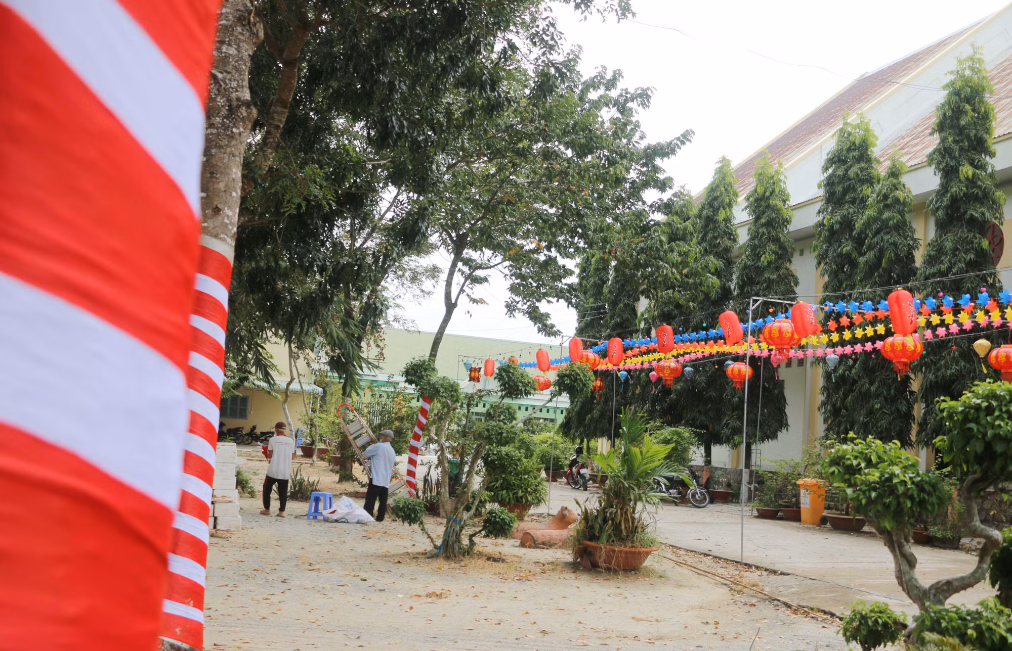 Không gian xung quanh Nhà thờ Tri Tôn đang được trang hoàng rực rỡ chuẩn bị đoán Giáng sinh năm 2025.