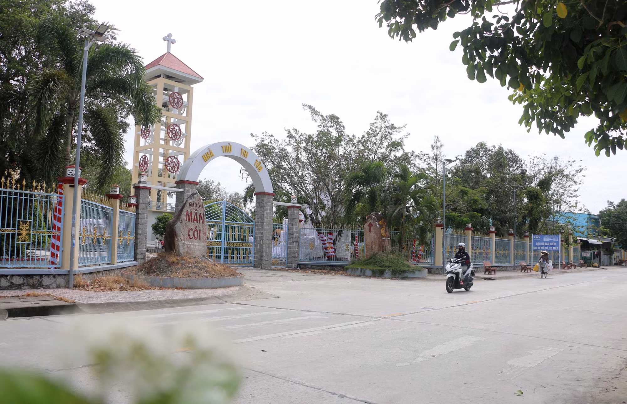 Hiện diện ở một địa bàn rất đặc biệt, có đông đồng bào dân tộc Khmer sinh sống, xung quanh Nhà thờ Tri Tôn là rất nhiều ngôi chùa, đình của các tôn giáo khác như: Phật giáo Nam Tông Khmer, Cao Đài, Hoà Hảo, Tin Lành, Tứ Ân Hiếu Nghĩa,…