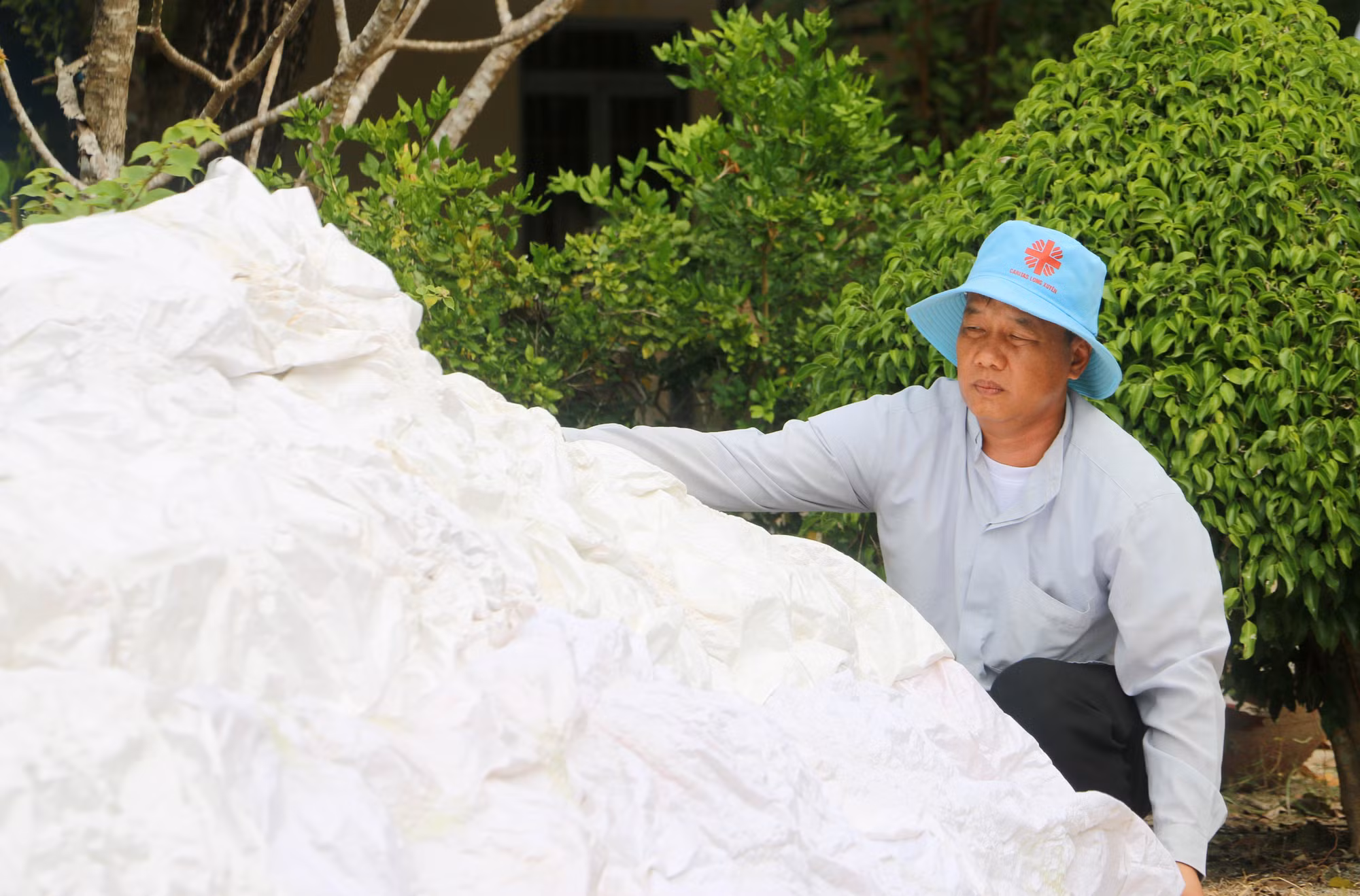 Linh mục Phêrô Nguyễn Trung Khiết - Chánh xứ Giáo xứ Chính toà Tri Tôn cùng vời bà con giáo dân tự tay trang trí các tiểu cảnh, hang đá trong khuôn viên nhà thờ Tri Tôn nhằm phục vụ bà con nhân dân đến tham quan, cùng mừng đón Giáng sinh an lình với Giáo xứ.