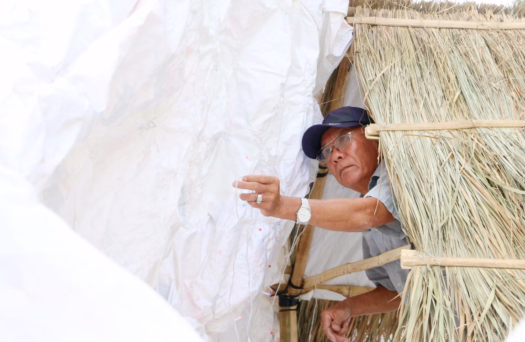 Ông Nguyễn Việt Hùng đang cẩn thận kiểm tra lại hệ thống đèn chớp xung quang tiểu cảnh hang đá, vườn thư gửi chúa Hài đồng ở phía sau Nhà thờ Tri Tôn.