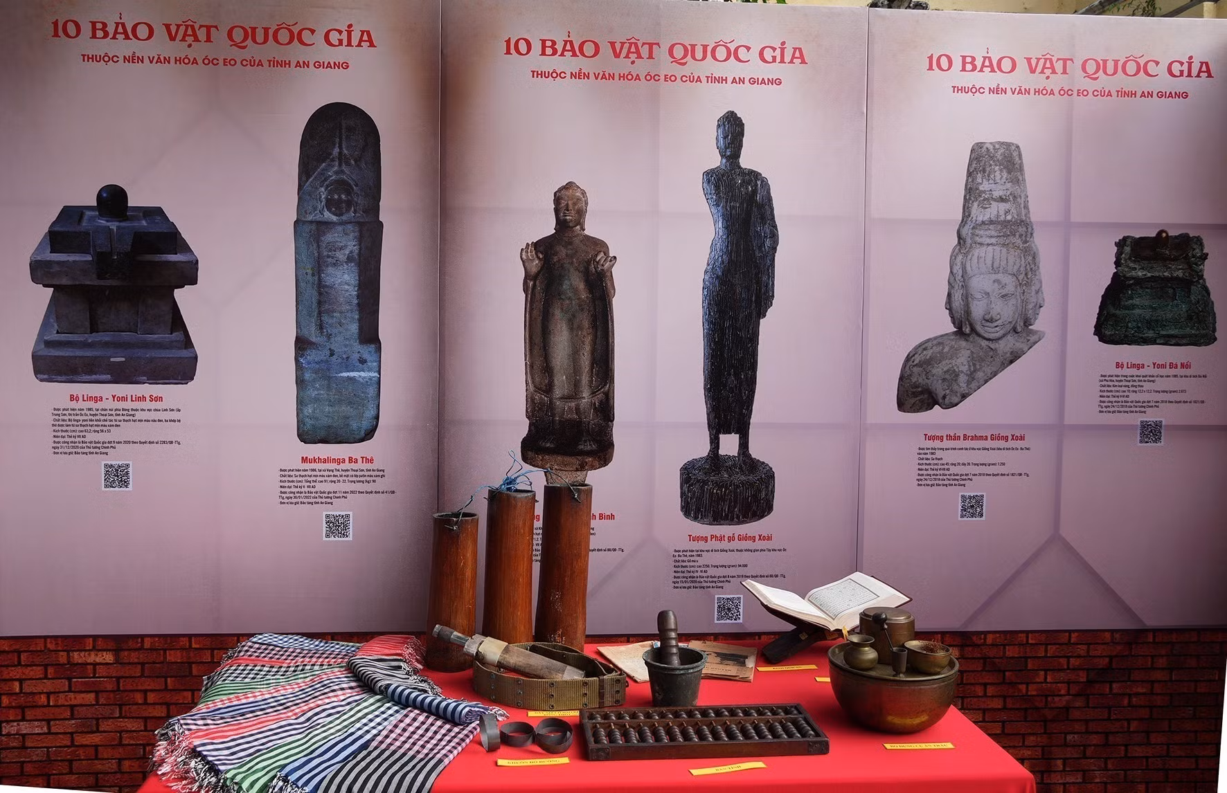 Sản phẩm đặc trưng văn hóa Óc Eo (An Giang) được trưng bày tại triển lãm.