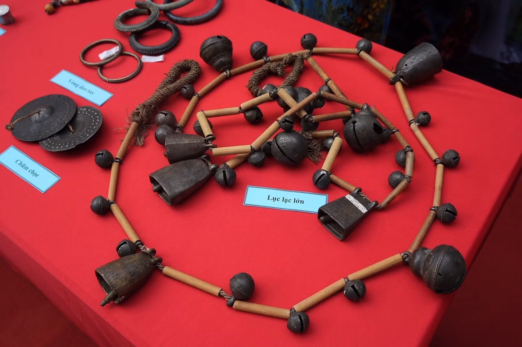 Sản phẩm văn hóa đặc trưng của Gia Lai trưng bày tại triển lãm.