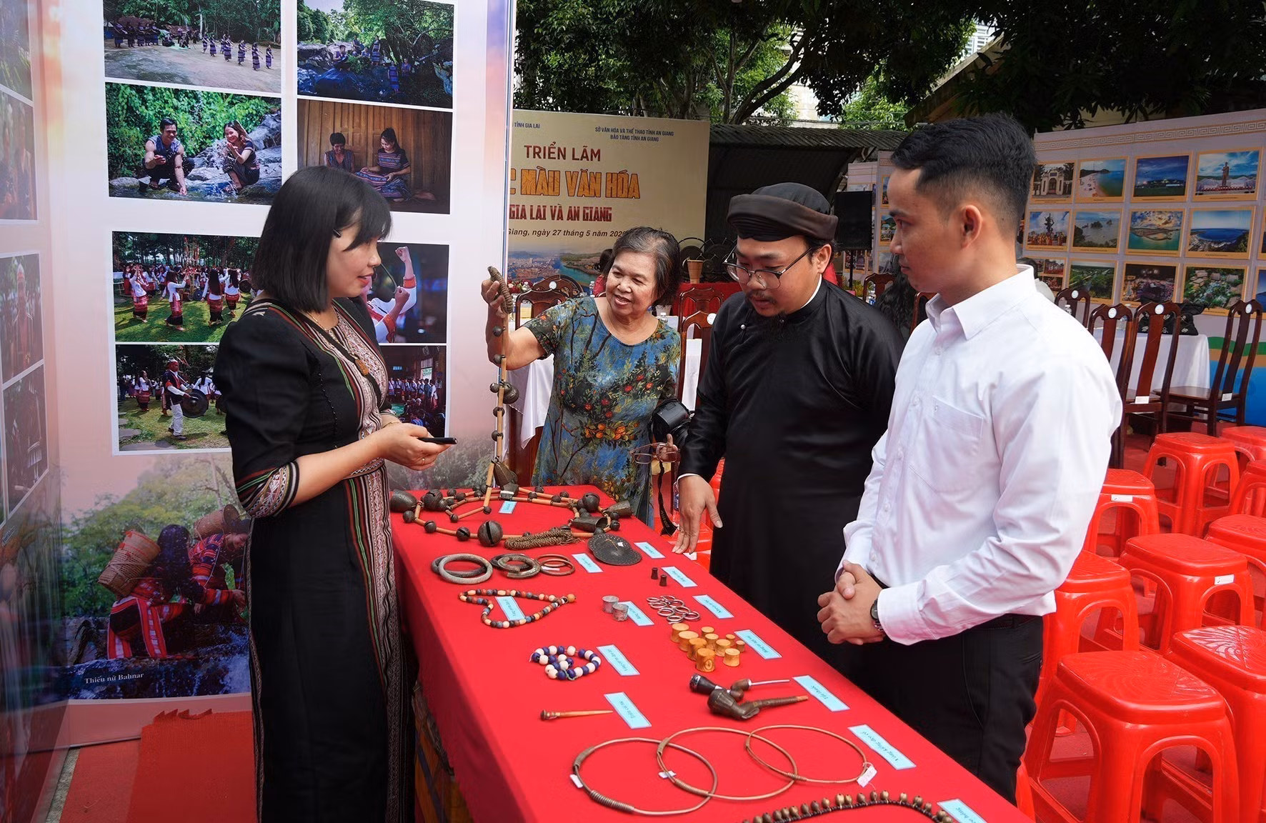 Hướng dẫn viên giới thiệu sản phẩm văn hóa đặc trưng của Gia Lai.