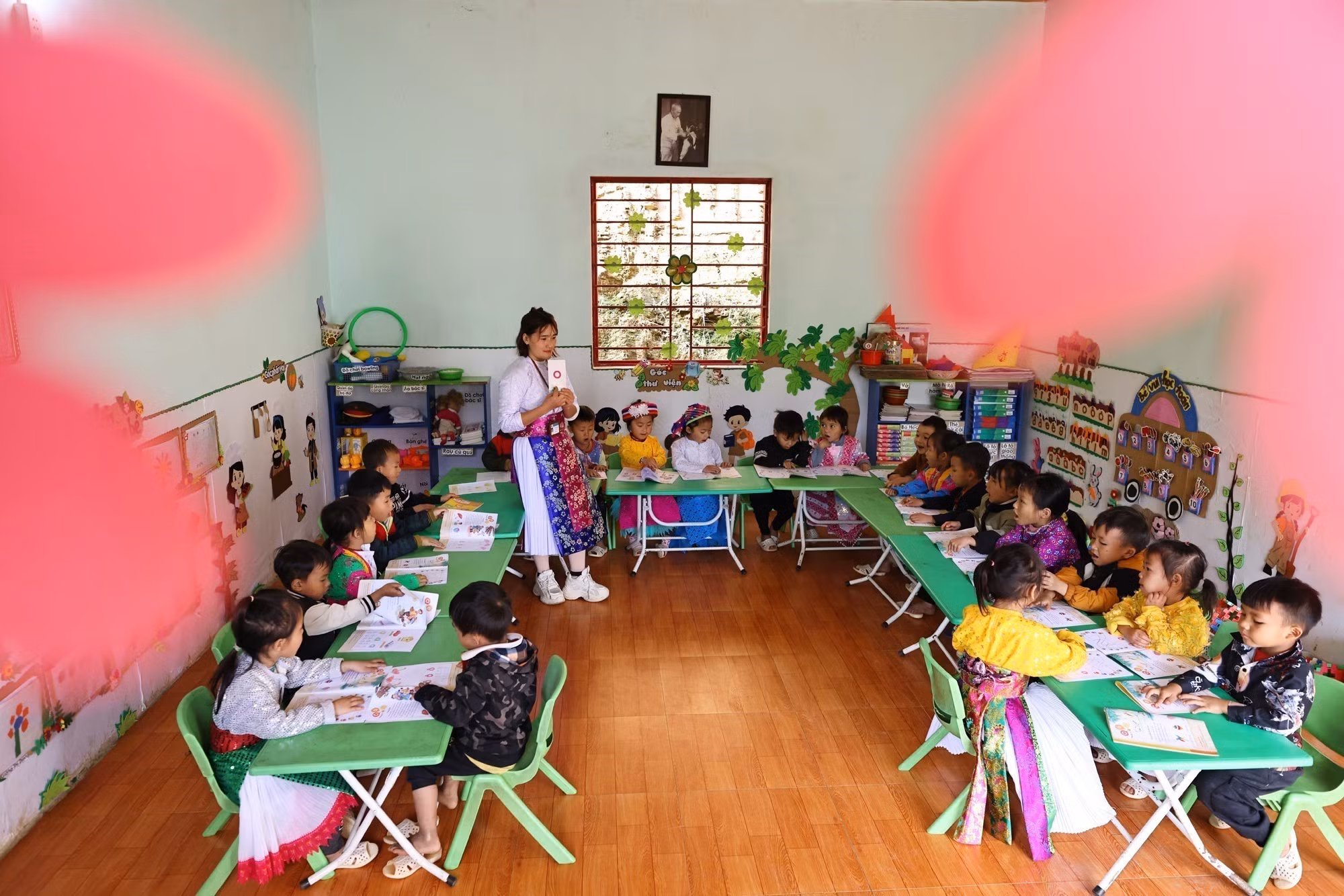 Giáo viên, đảng viên Vàng Thị Tro trong một buổi dạy lớp ghép 4 và 5 tuổi tại điểm trường Tràng Hương, xã Mèo Vạc.