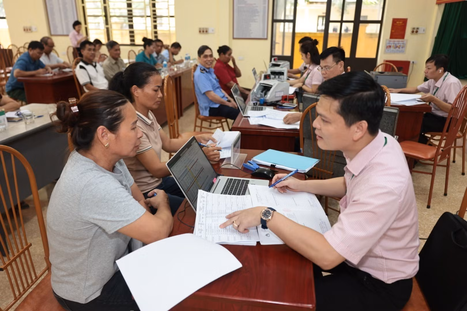 Buổi giao dịch đầu tiên sau sáp nhập địa giới hành chính tại xã Cao Phong, tỉnh Phú Thọ. Ảnh: Trần Việt/TTXVN