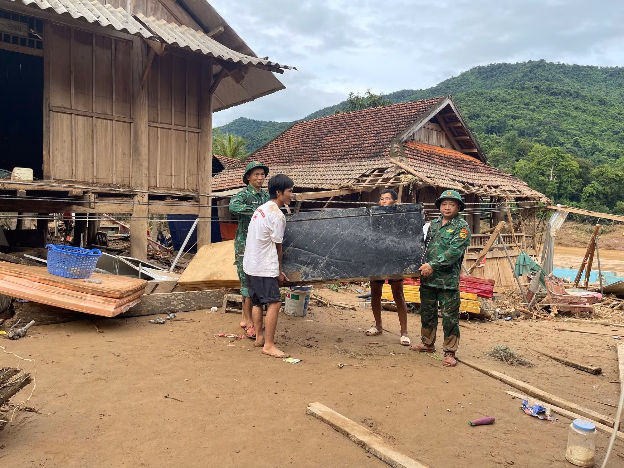 Bộ đội biên phòng cùng người dân địa phương tích cực khắc phục hậu quả mưa lũ. Ảnh: TTXVN phát