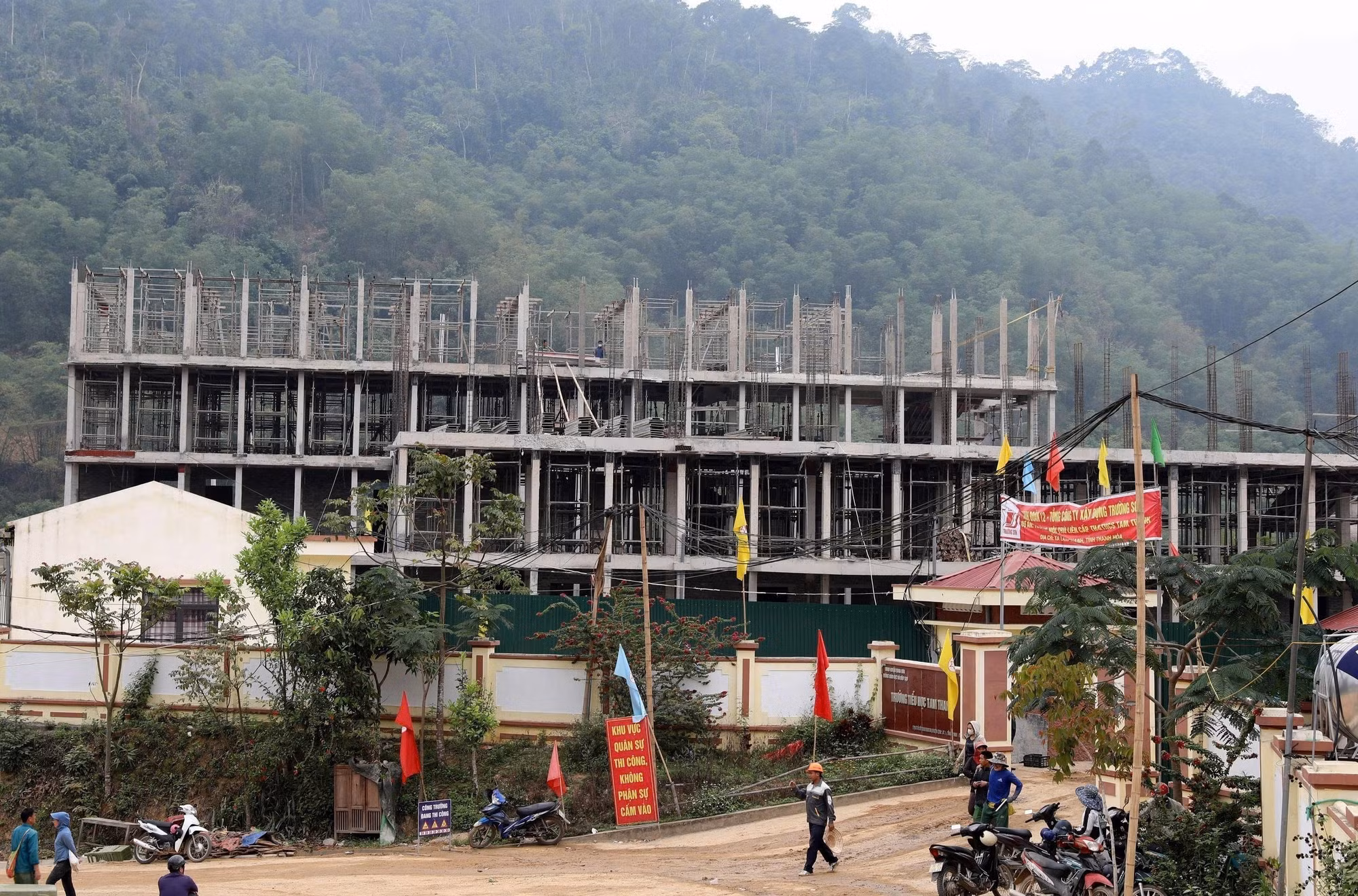 Sau 4 tháng thi công, dự án Trường phổ thông nội trú liên cấp Tiểu học và Trung học cơ sở Yên Khương, xã Yên Khương đã đạt khoảng 25% khối lượng, từng hạng mục dần hiện rõ giữa núi rừng, để kịp bàn giao trong năm học tới. Ảnh: Khiếu Tư/TTXVN