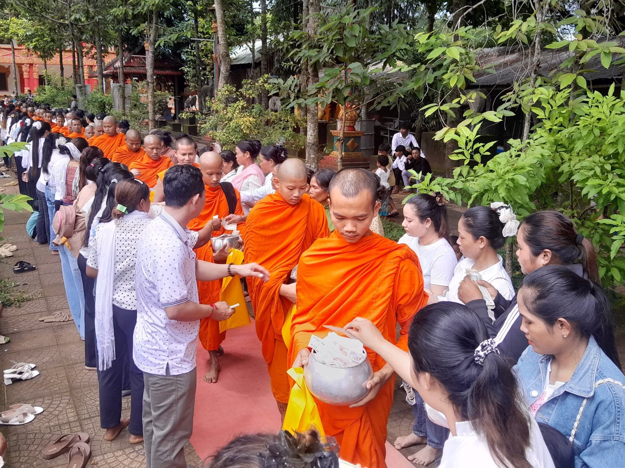 Nghi lễ đặt bát trong lễ Sene Dolta tại chùa Sóc Lớn, xã Lộc Hưng, tỉnh Đồng Nai.