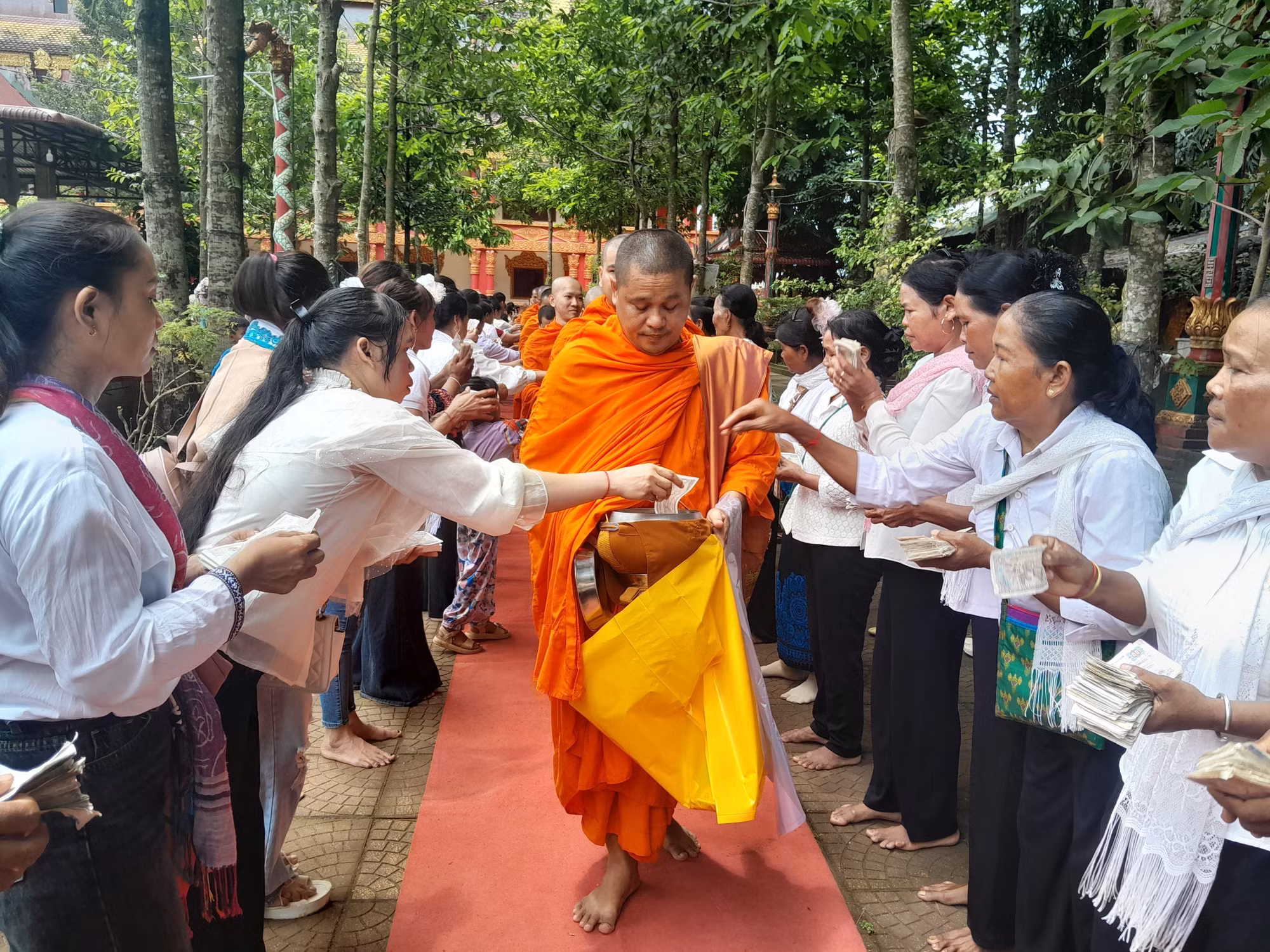 Nghi lễ đặt bát trong lễ Sene Dolta tại chùa Sóc Lớn, xã Lộc Hưng, tỉnh Đồng Nai.