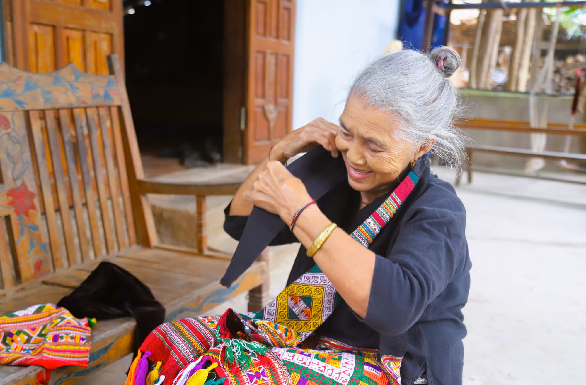 Bà Vi Thị Dung thực hiện cách thức quấn khăn đội đầu truyền thống của phụ nữ dân tộc Ơ Đu.