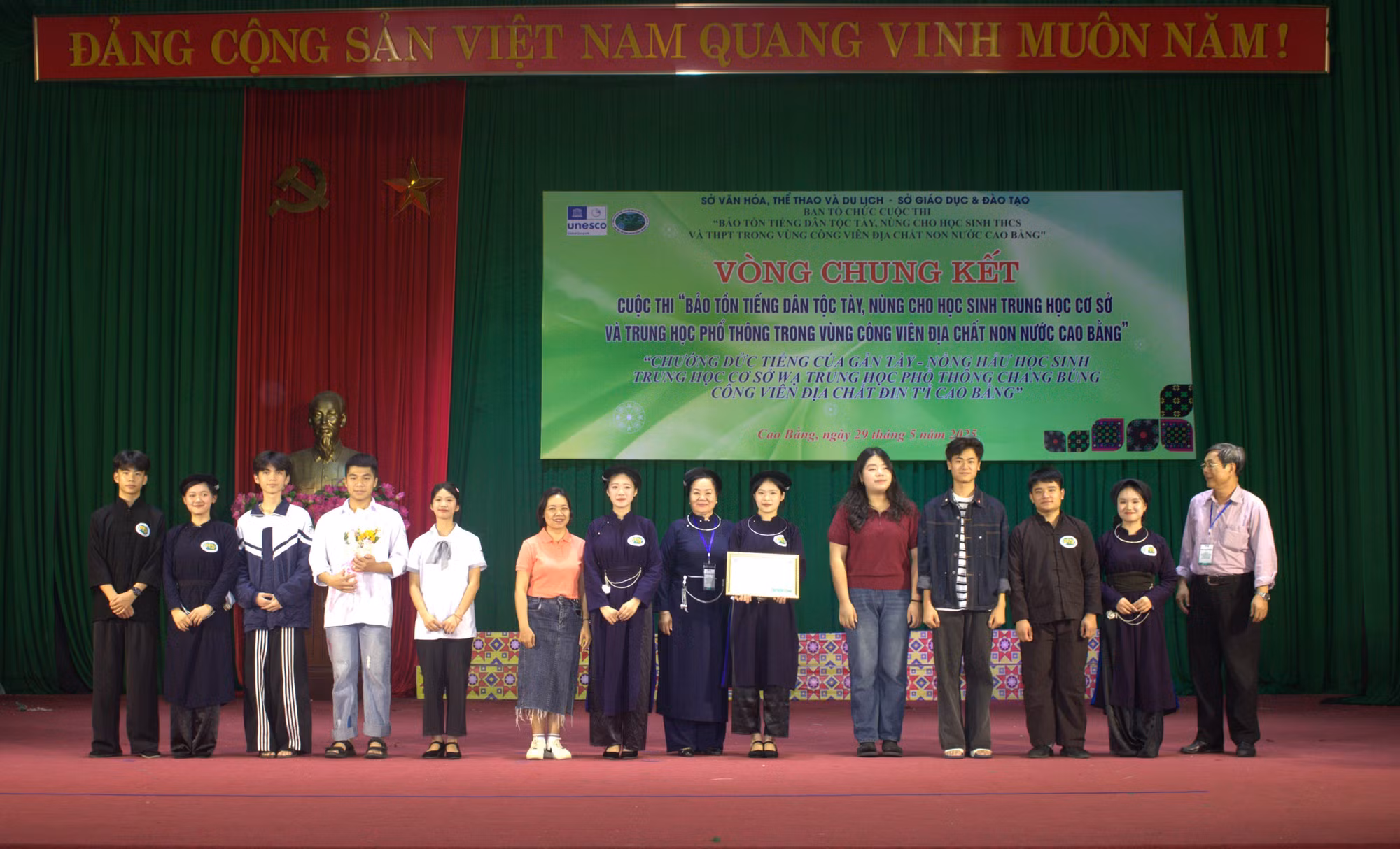 Ban Tổ chức trao giải Nhì khối THPT cho Trường Trung học phổ thông Dân tộc Nội trú tỉnh Cao Bằng.