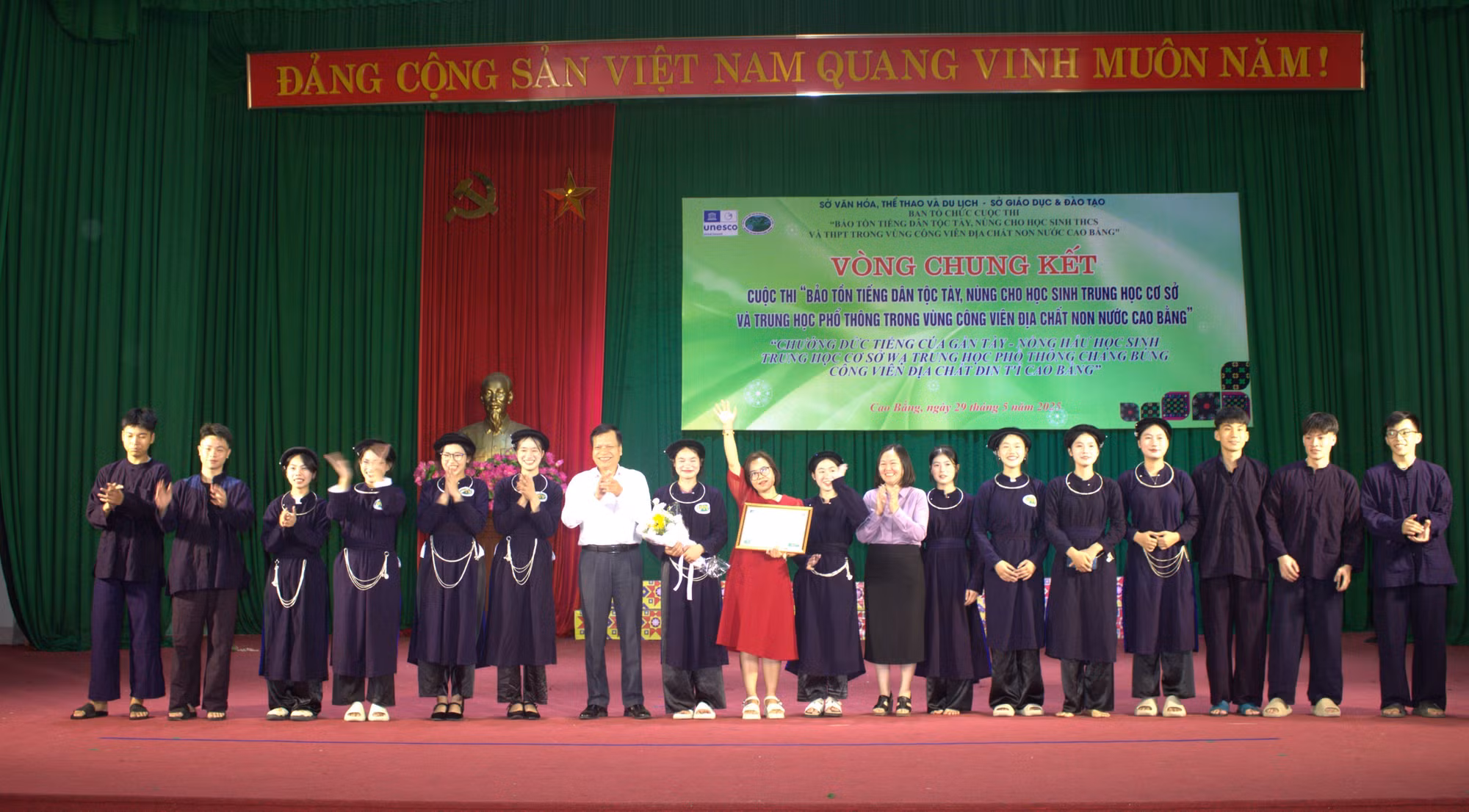 Ban Tổ chức trao giải Nhất khối THPT cho Trường Trung học phổ thông Đàm Quang Trung, tỉnh Cao Bằng.