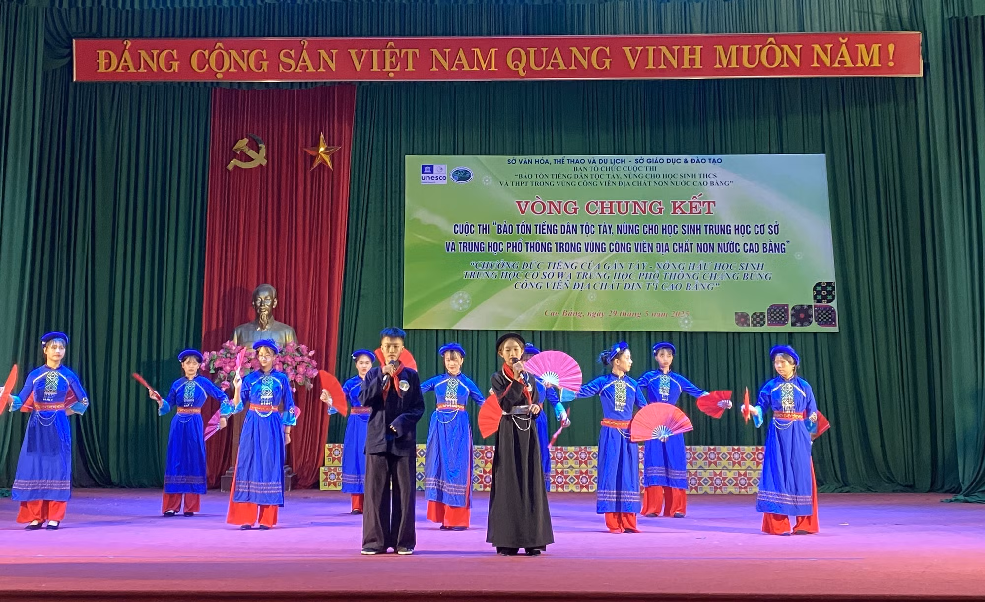 Một tiết mục trong phần thi năng khiếu thể hiện bằng tiếng Tày-Nùng.