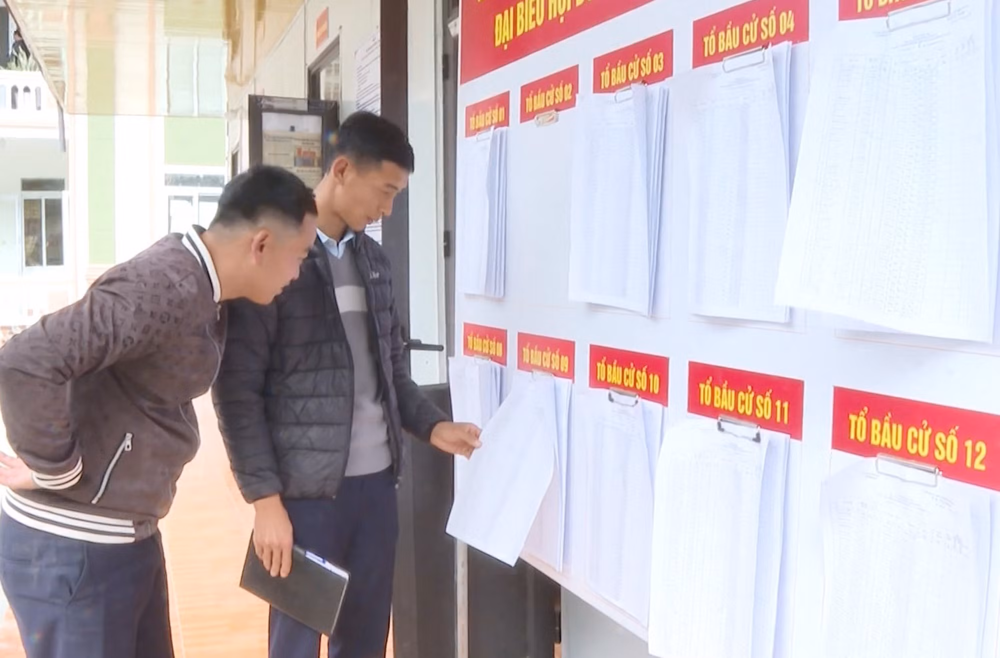 Các điểm bầu cử đã được niêm yết danh sách ứng cử viên và danh sách cử tri. Ảnh: Quý Trung/TTXVN