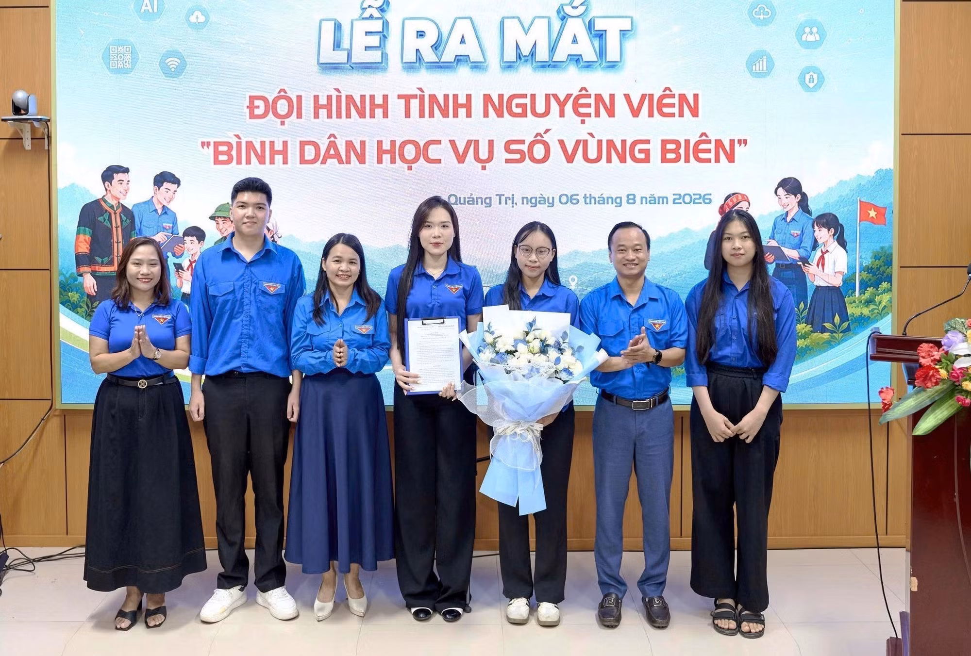 Ban Thường vụ Tỉnh đoàn Quảng Trị đã trao quyết định và tặng hoa chúc mừng Ban Chủ nhiệm Đội hình. Ảnh: TTXVN phát