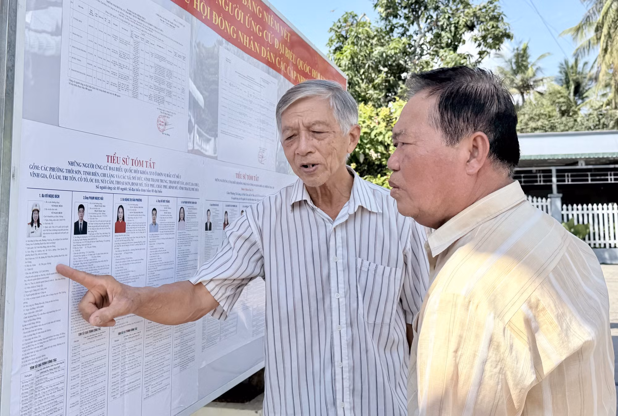 Cử tri xã Tri Tôn, An Giang xem danh sách cử tri được niêm yết công khai tại khu vực bỏ phiếu.