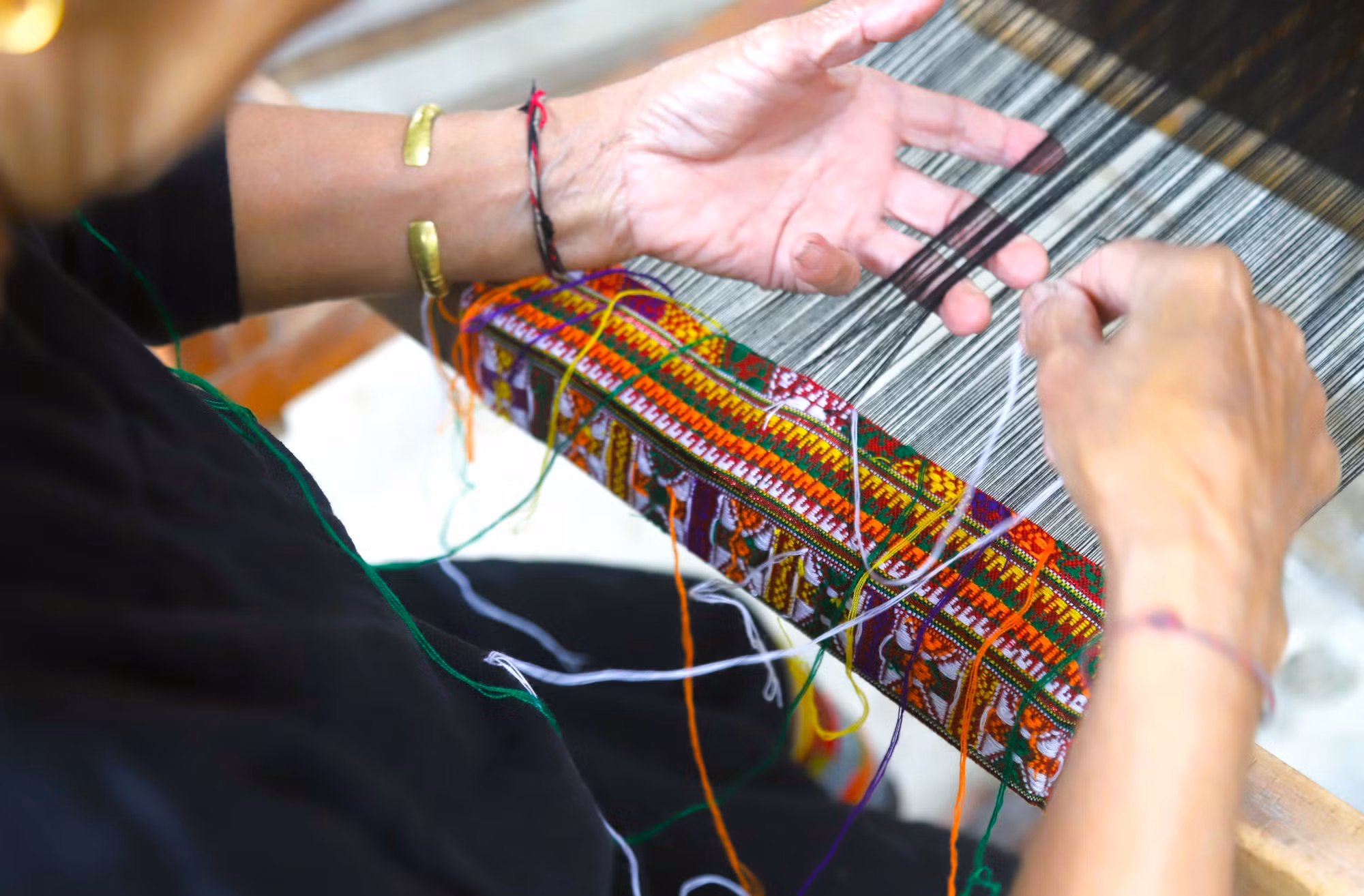 Kỹ thuật “chạy sợi” khá phức tạp, đòi hỏi sự tinh tế để tạo hoa văn trang trí trên chân váy của bộ trang phục truyền thống của phụ nữ Ơ Đu.