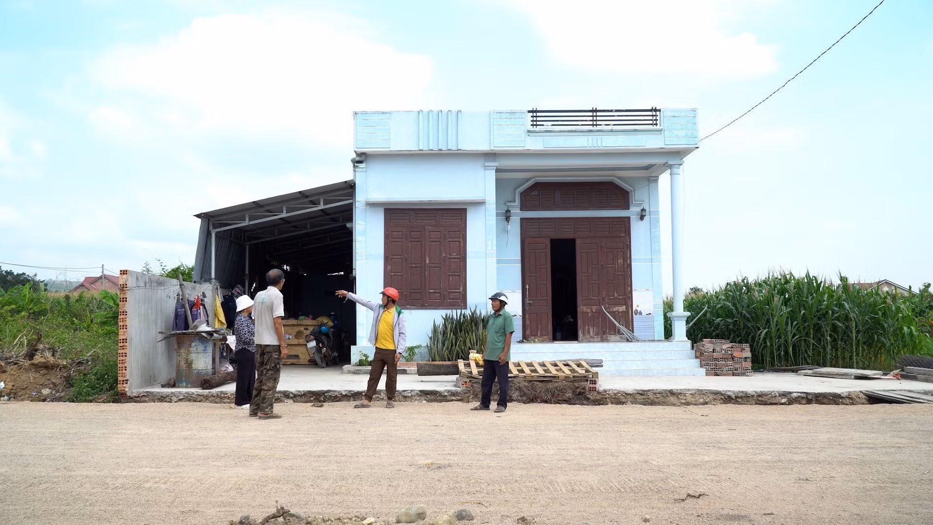 Nhiều hộ dân đã tự nguyện tháo dỡ mái hiên, hàng rào, lùi công trình vào trong để bàn giao mặt bằng mở rộng đường.