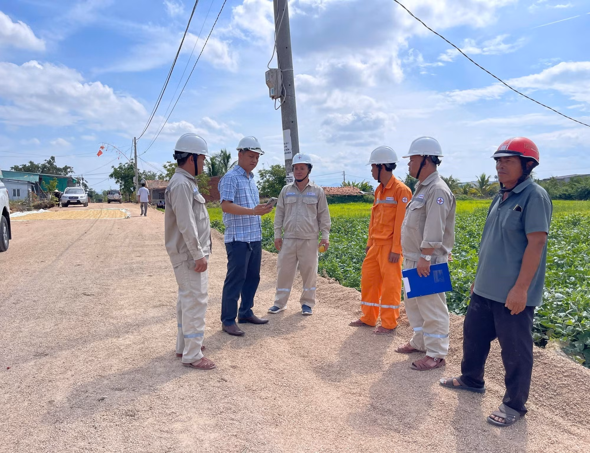 Chính quyền địa phương, đơn vị điện lực và người dân kiểm tra hiện trường, bảo đảm an toàn hạ tầng kỹ thuật trong quá trình mở rộng đường.