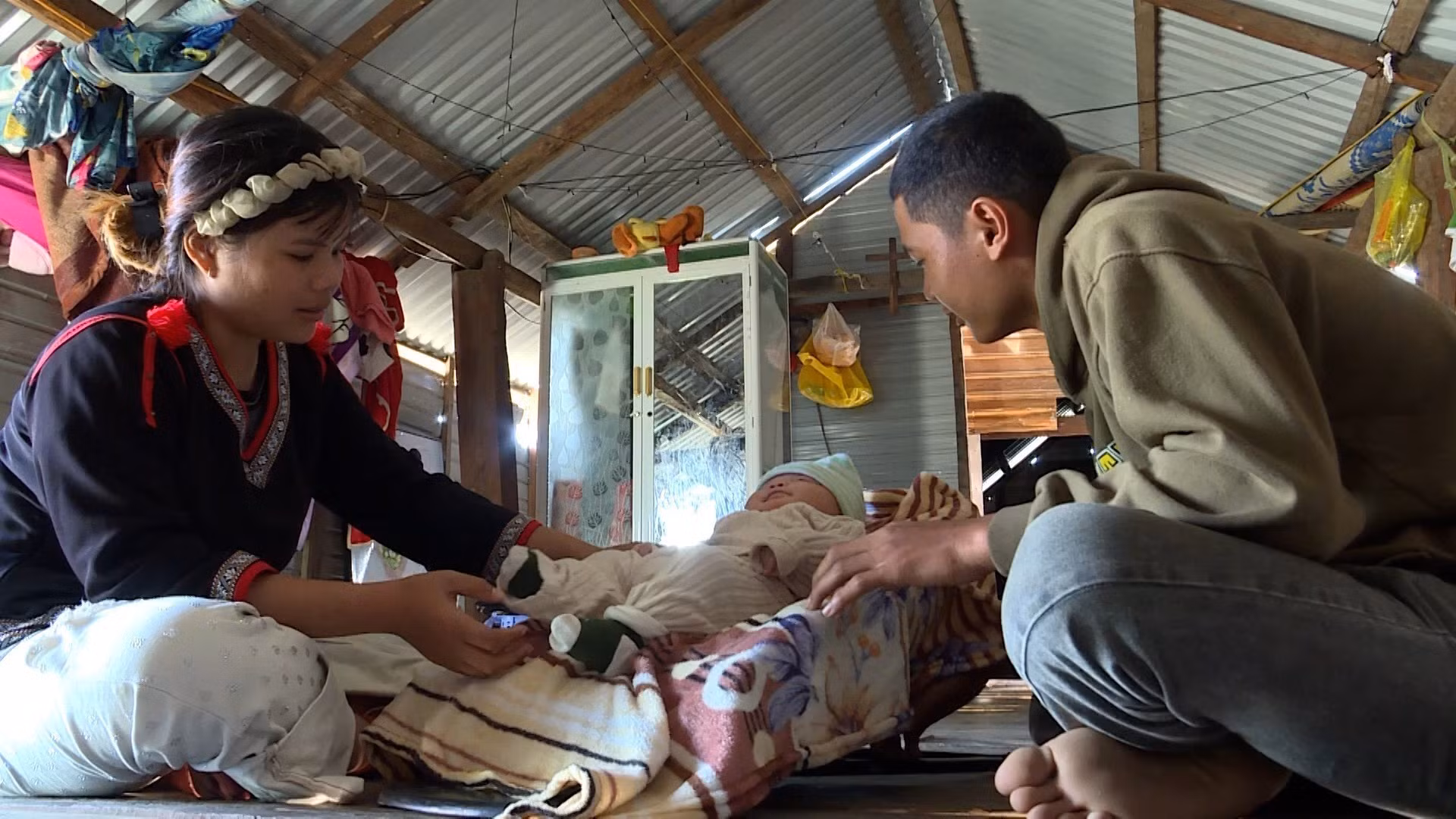 Niềm hạnh phúc của vợ chồng anh Siu Rin trong căn nhà mới tại khu tái định cư xã Pờ Tó, tỉnh Gia Lai.
