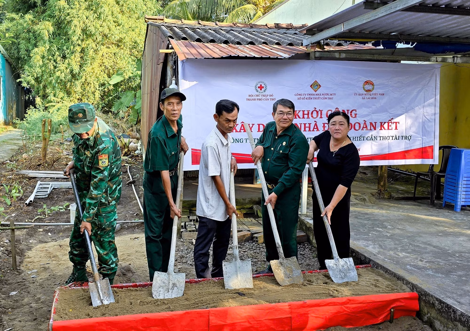Lễ cắt băng khánh thành công trình tượng đài “Bác Hồ với chiến sĩ Biên phòng” tại Đồn Biên phòng Vĩnh Châu, thành phố Cần Thơ. Ảnh: TTXVN phát
