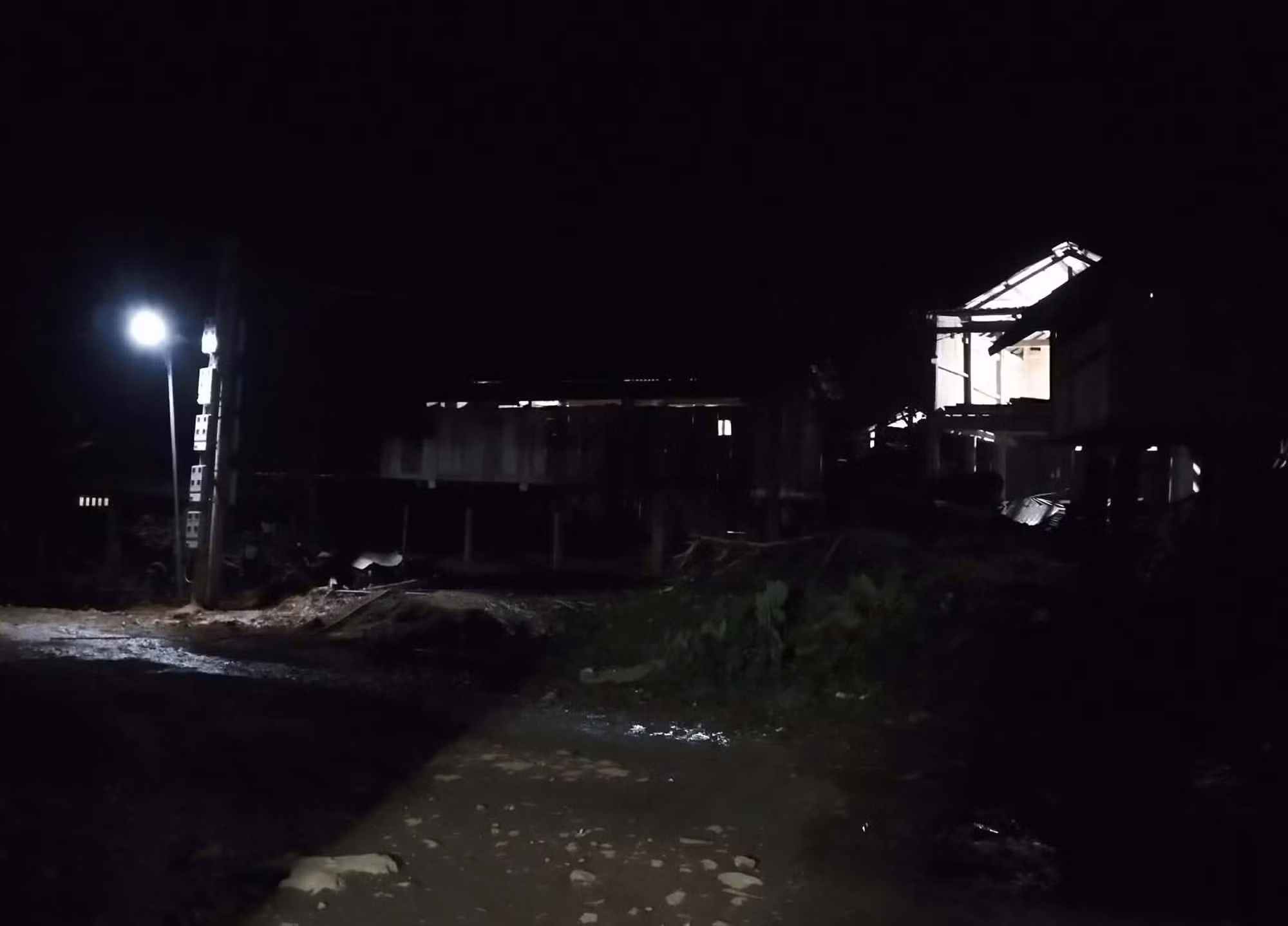 Lần đầu tiên ánh sáng điện lưới quốc gia thắp sáng thôn Tu Thôn. Ảnh: TTXVN phát