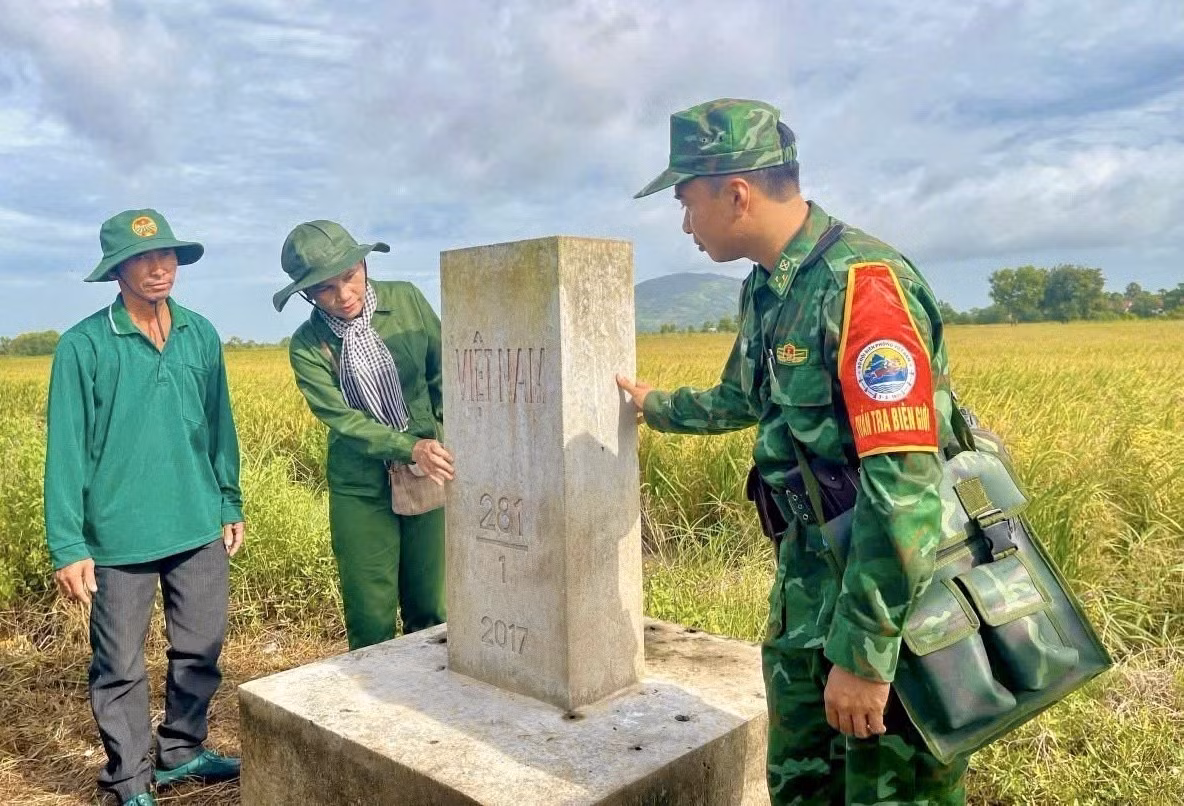 Lực lượng Biên phòng, phụ nữ nông dân xã Ba Chúc kiểm tra, nắm tình hình khu vực biên giới trên đoạn từ Mốc 281 đến Mốc 281/2. Ảnh: Thanh Sang/TTXVN