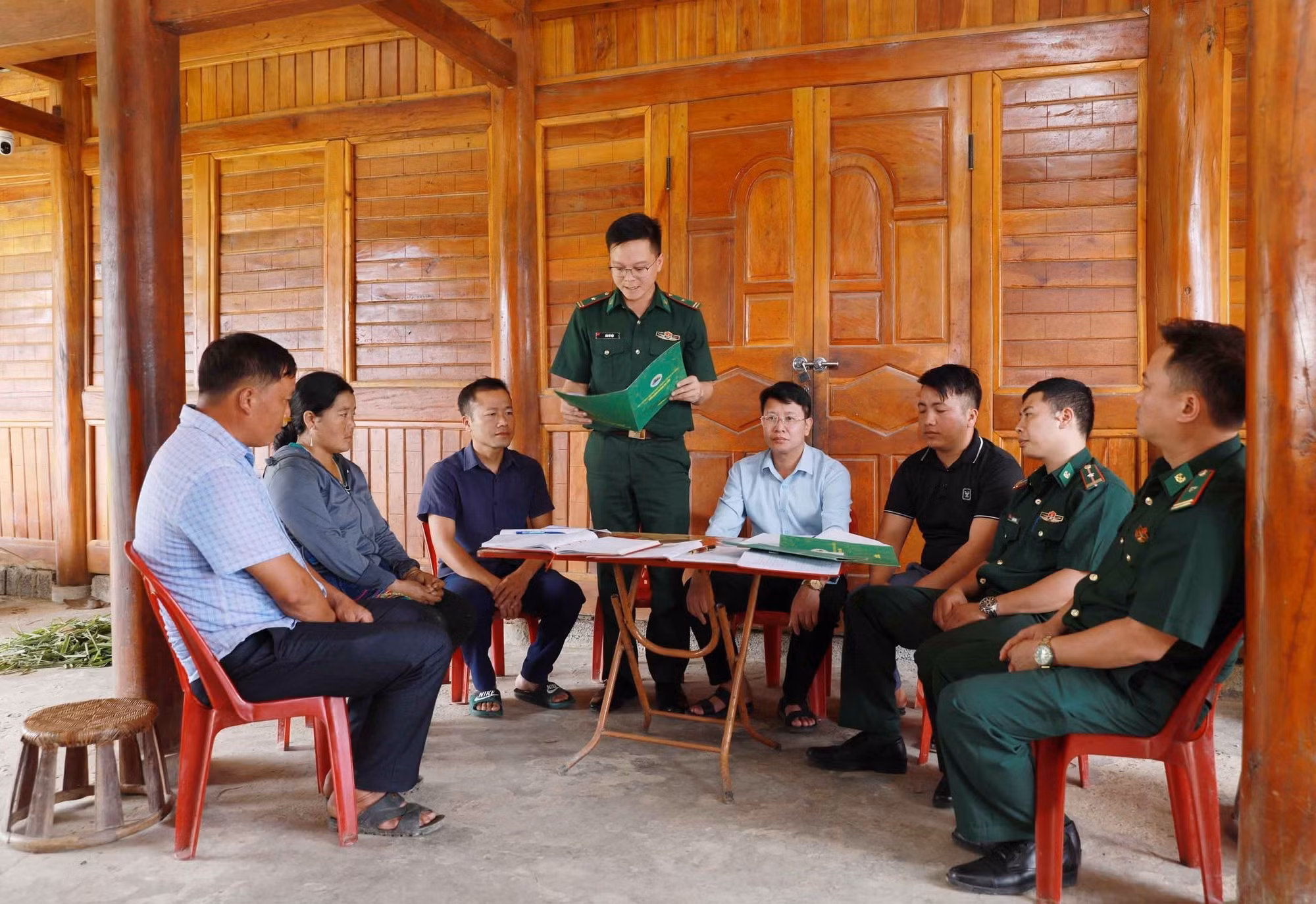 Đồn Biên phòng Pa Tần phối hợp với cấp ủy, chính quyền xã Pa Tần, trưởng bản, Bí thư chi bộ bản Pho 2 triển khai các Nghị quyết trong việc xây dựng Đảng và giúp dân phát triển kinh tế.