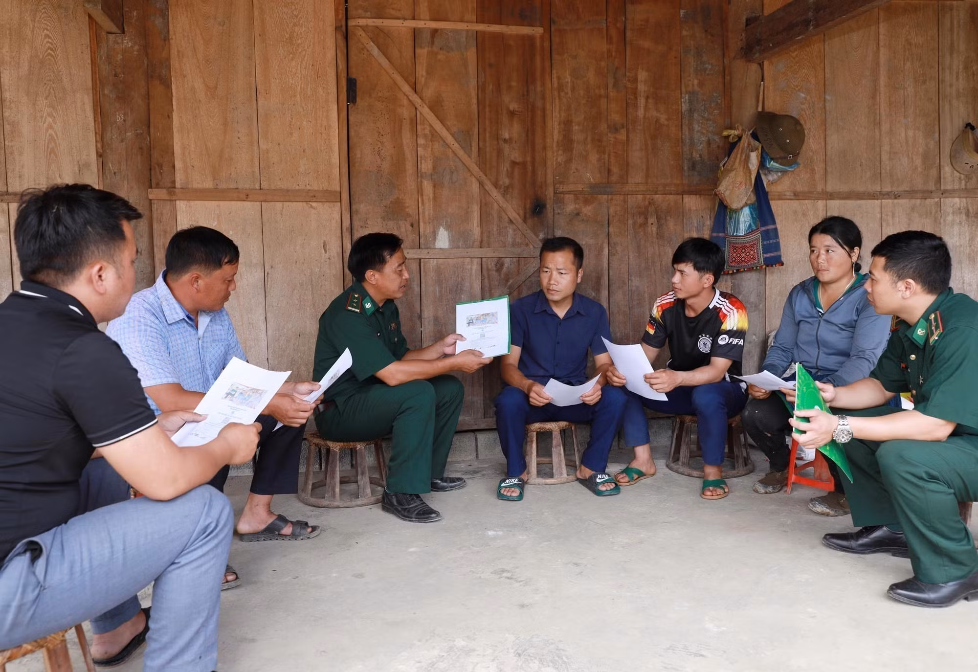 Đội vận động quần chúng Đồn Biên phòng Pa Tần tuyên truyền, phổ biến pháp luật phòng chống tội phạm cho người dân bản Pho 2 xã Pa Tần.