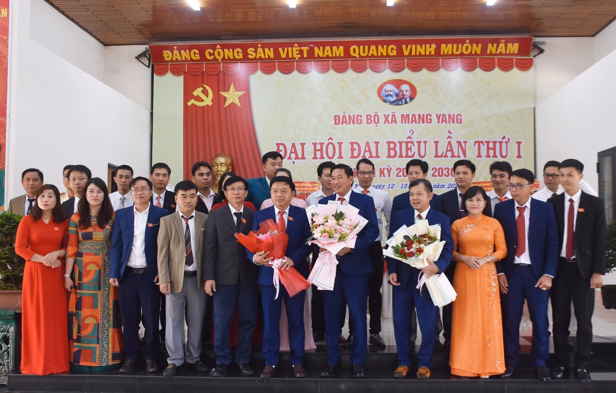 Ban Chấp hành Đảng bộ xã Mang Yang, tỉnh Gia Lai, nhiệm kỳ 2025-2030 ra mắt Đại hội.