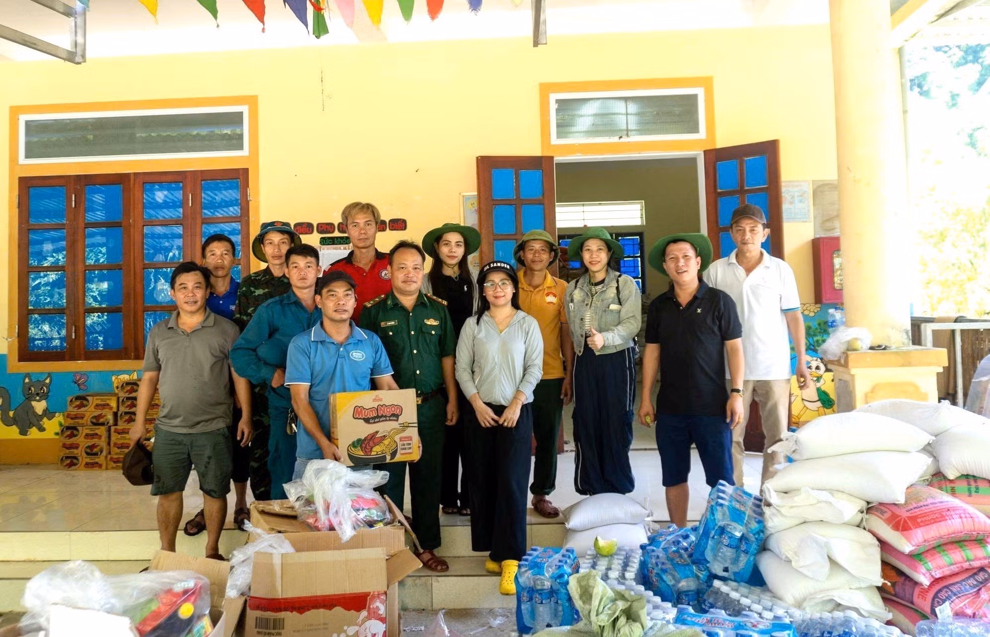 Các suất quà thiết thực của các đơn vị, đoàn thiện nguyện kịp thời trao đến tay bà con nhân dân vùng lũ Nghệ An. Ảnh: TTXVN phát
