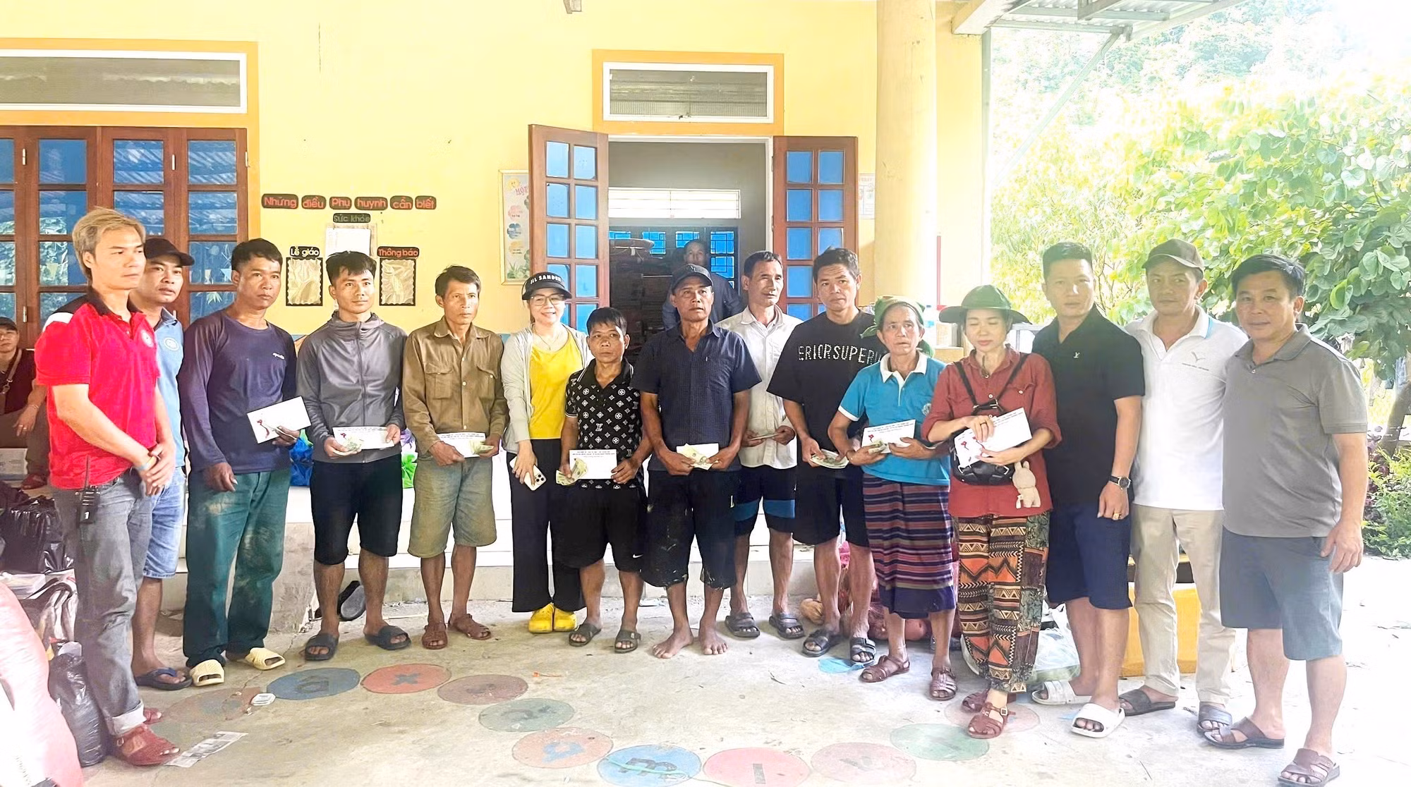 Các suất quà thiết thực của các đơn vị, đoàn thiện nguyện kịp thời trao đến tay bà con nhân dân vùng lũ Nghệ An. Ảnh: TTXVN phát