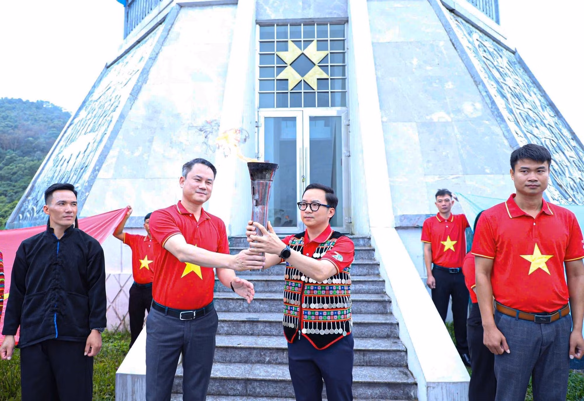 Ngọn đuốc hành trình được Bí thư Trung ương Đoàn, Chủ tịch Hội Liên hiệp Thanh niên Việt Nam Nguyễn Kim Quy trao cho Bí thư Tỉnh đoàn, Chủ tịch Hội Liên hiệp Thanh niên Việt Nam tỉnh Điện Biên Mùa Chiến Thắng. Ảnh: TTXVN phát