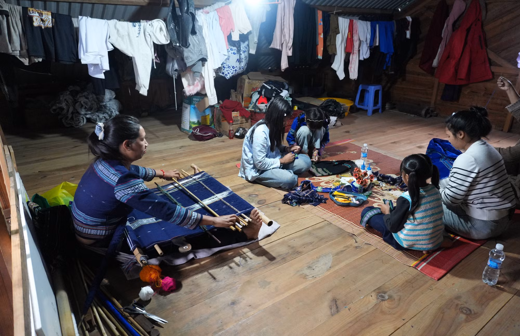 Chị Bon Niêng K’Goh (thôn Đưng K’Nớ 1, xã Đam Rông 4, tỉnh Lâm Đồng) ngoài gìn giữ nghề dệt và truyền lại cho con cháu trong gia đình.