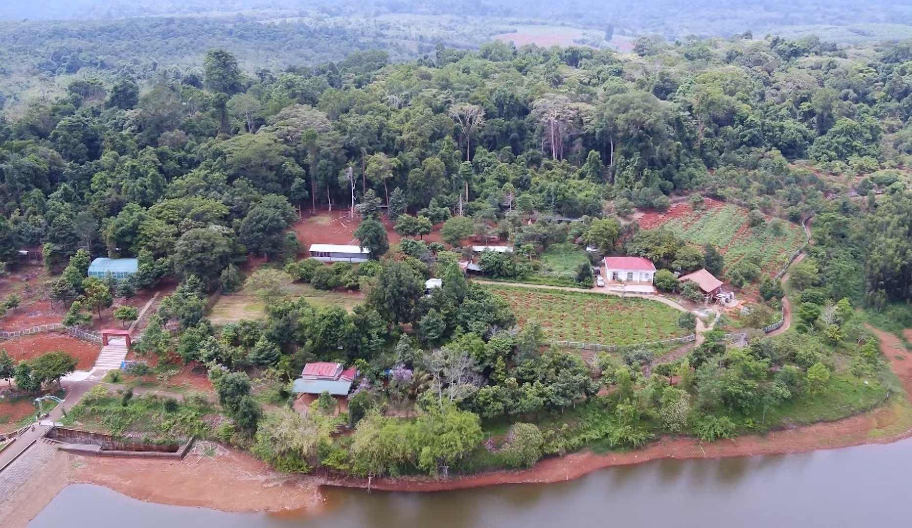 Toàn cảnh Trung tâm Tuyên truyền Du lịch và Cứu hộ bảo tồn Vườn quốc gia Bù Gia Mập nhìn từ trên cao.