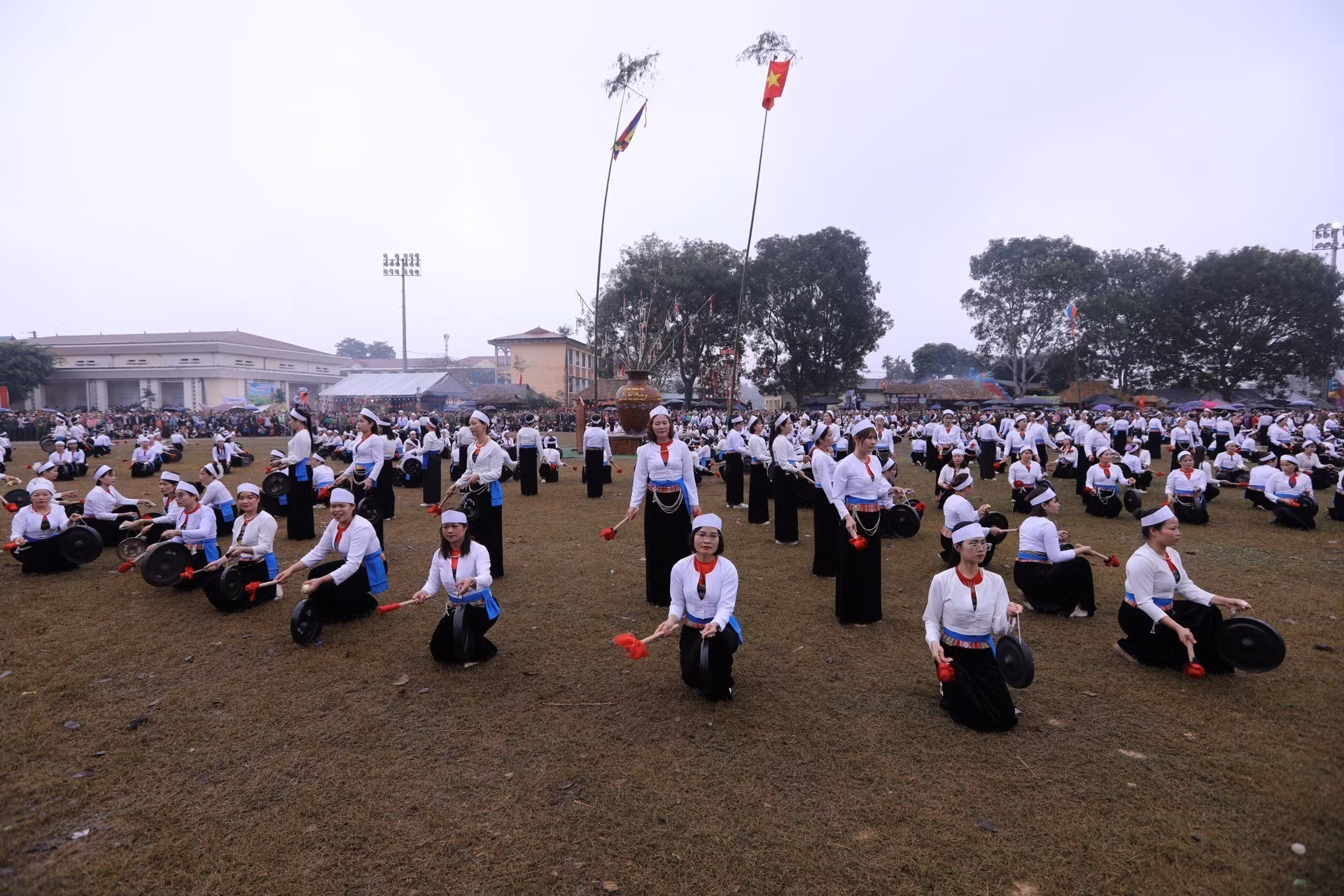 Các nghệ nhân trong trang phục dân tộc trình diễn chiêng Mường tại lễ hội Khai hạ. Ảnh:Trọng Đạt/TTXVN