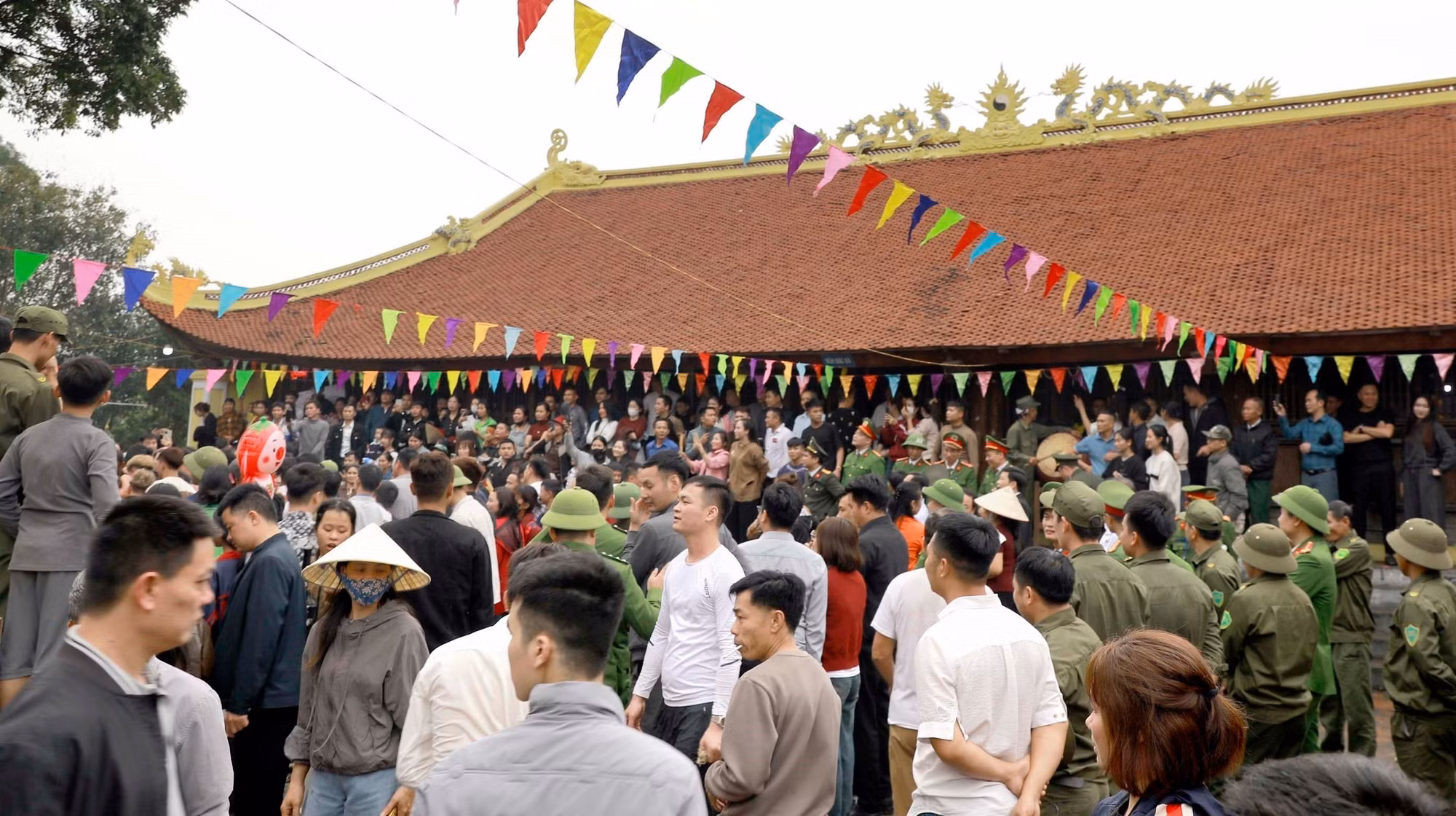 Người dân và du khách tham dự lễ hội.