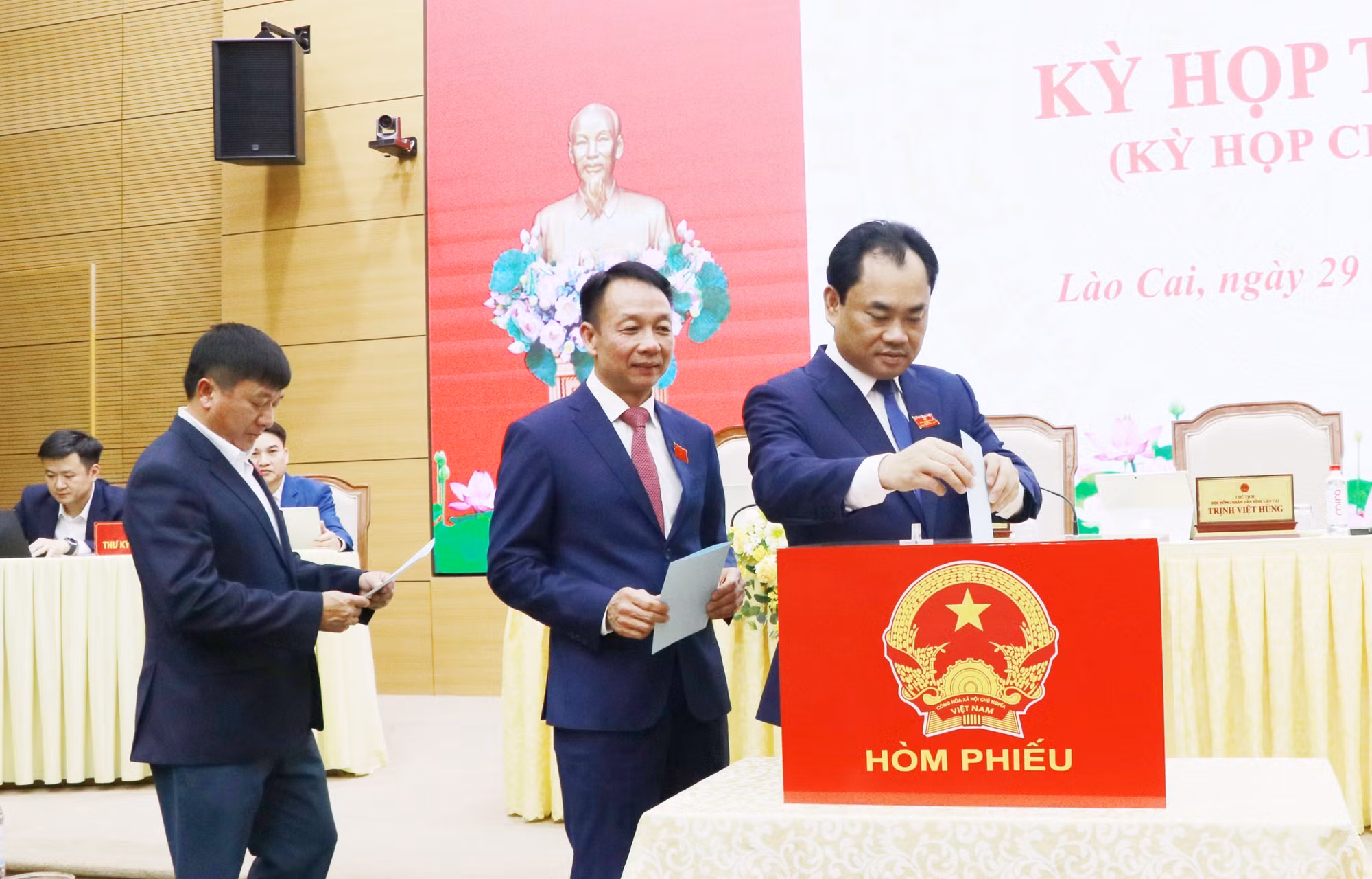 Bí thư Tỉnh ủy, Chủ tịch HĐND tỉnh Lào Cai Trịnh Việt Hùng bỏ phiếu bầu bổ sung chức danh Ủy viên UBND tỉnh Lào Cai. Ảnh: Tuấn Anh - TTXVN