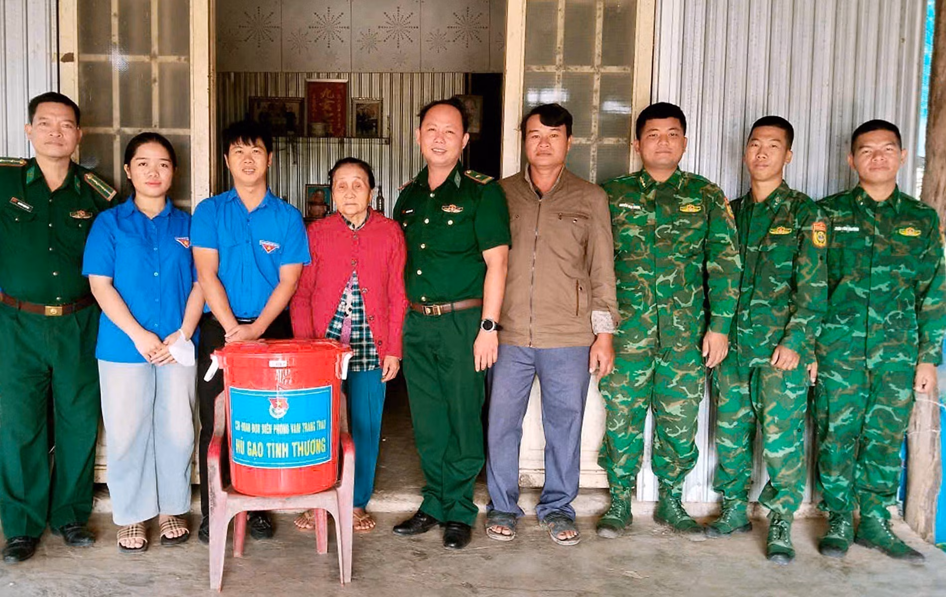 Thực hiện mô hình “Hũ gạo tình thương”, đơn vị tặng gạo cho các gia đình khó khăn trên địa bàn. Ảnh: TTXVN phát