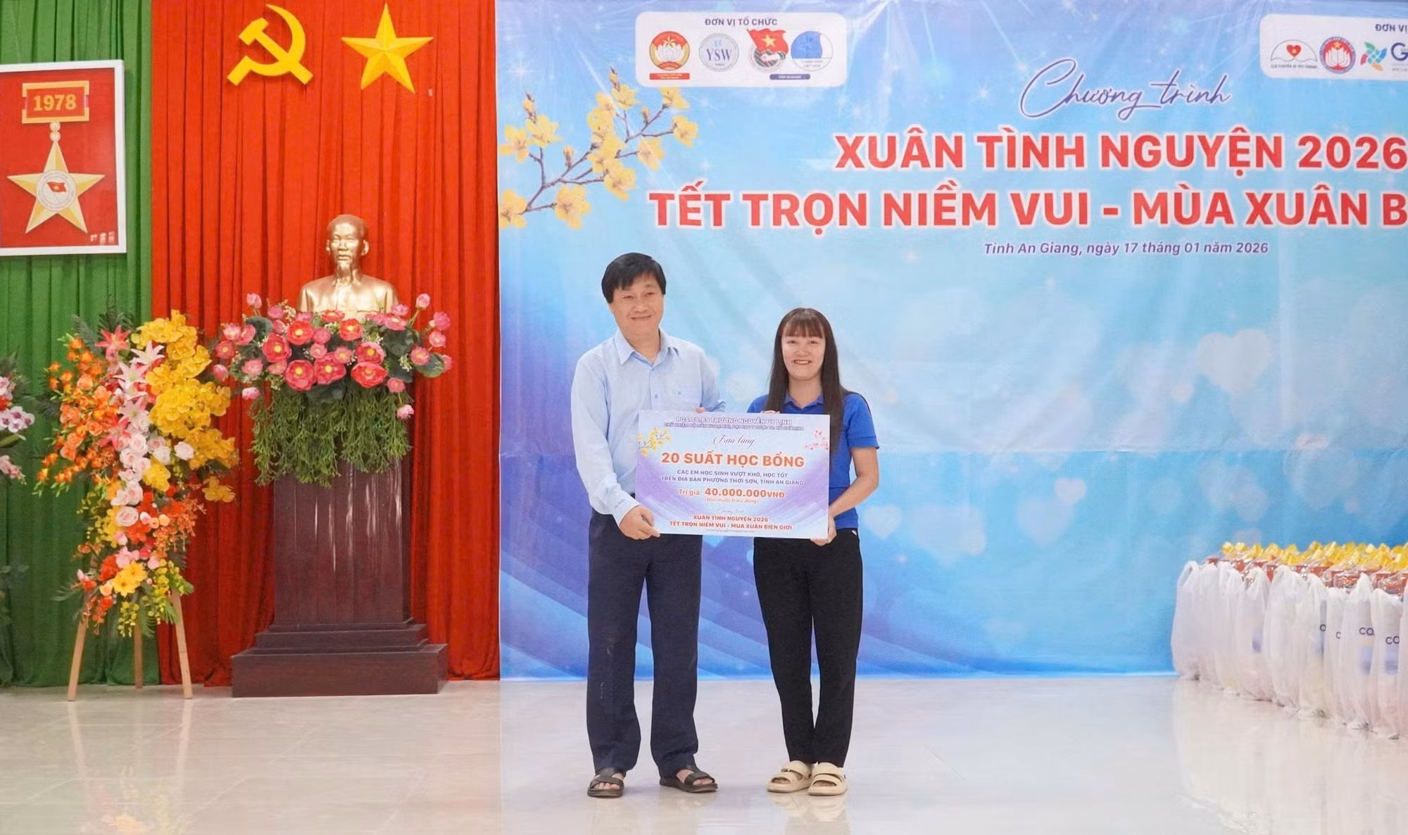 Đại diện Ban tổ chức trao 20 suất học bổng trị giá 40 triệu đồng cho học sinh có hoàn cảnh khó khăn vượt khó, hiếu học trên địa bàn phường Thới Sơn.