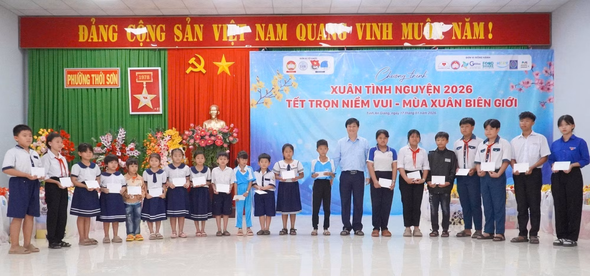 Đại diện Ban tổ chức trao học bổng cho học sinh có hoàn cảnh khó khăn vượt khó, hiếu học.