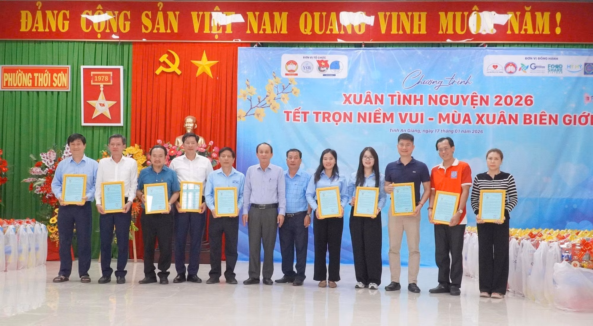 Lãnh đạo UBND phường Thới Sơn (tỉnh An Giang) trao thư cảm ơn các nhà hảo tâm và đơn vị đồng hành.