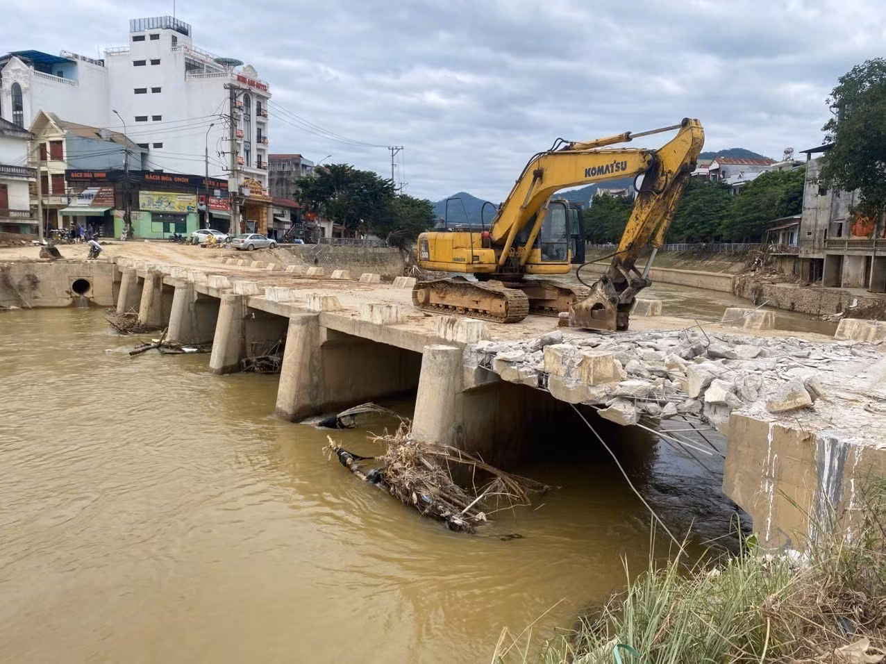 Ngày 22/10, cây cầu ngầm bắc qua Sông Hiến, phương Thục Phán, tỉnh Cao Bằng chính thức bị dỡ bỏ.