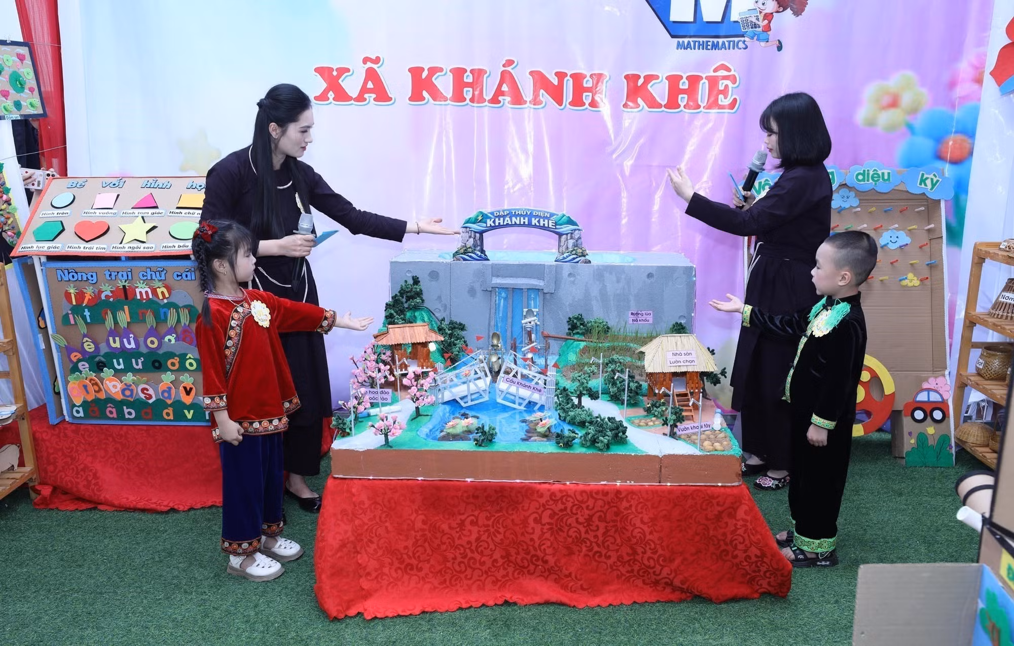 Chấm gian hàng trưng bày, thuyết trình, trải nghiệm sản phẩm STEM của các Đội các trường mầm non trên địa bàn xã Khánh Khê.